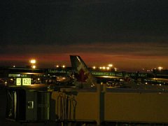 とっぷり暮れた空港 とっぷり暮れた空港